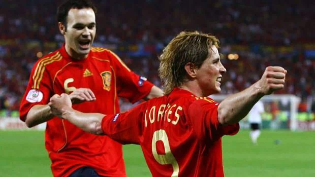Fernando Torres celebra junto con Iniesta el gol en la final de la Eurocopa