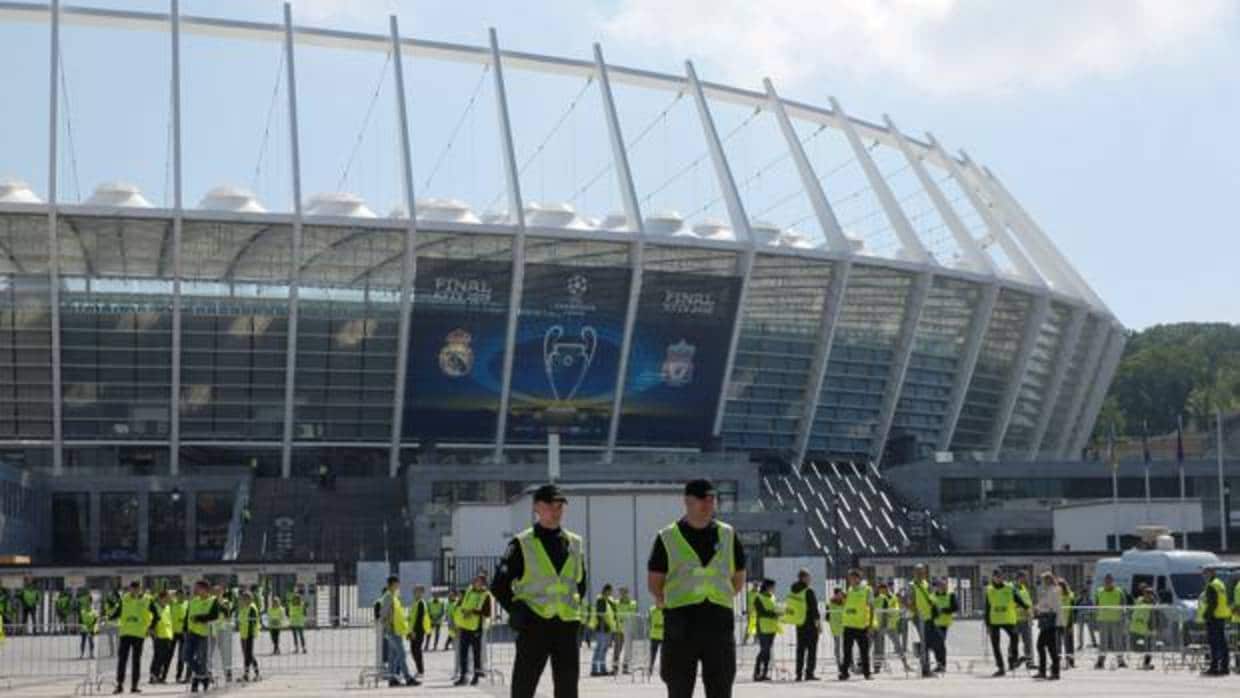 Miembros de seguridad a las puertas del estadio Olímpico de Kiev em un ejercicio de preparación para la final