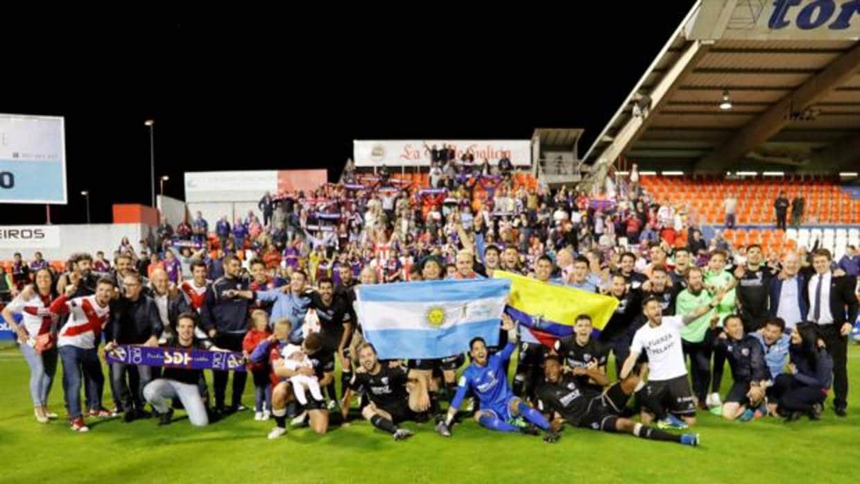 Los jugadores del Huesca celebran el ascenso
