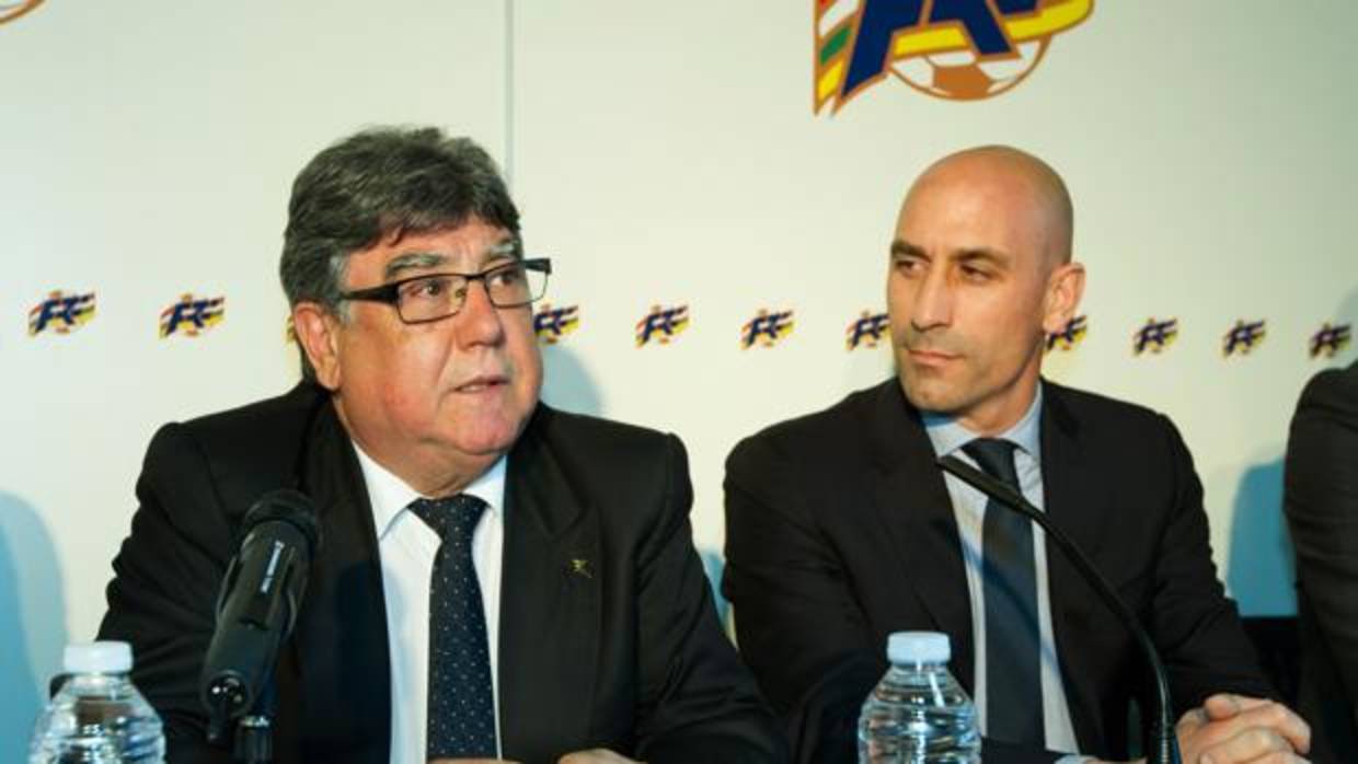 El nuevo presidente de la Federación Española de Fútbol, Luis Rubiales (d), y el nuevo director del área de Formación de la Federación Española, Jacinto Alonso