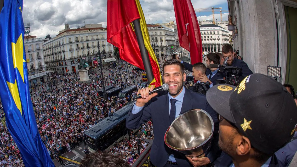Felipe Reyes, capitán del Real Madrid, en la Puerta del Sol junto al trofeo de la Euroliga