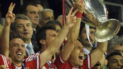 Robben levanta la copa de la Champions en Londres en 2013