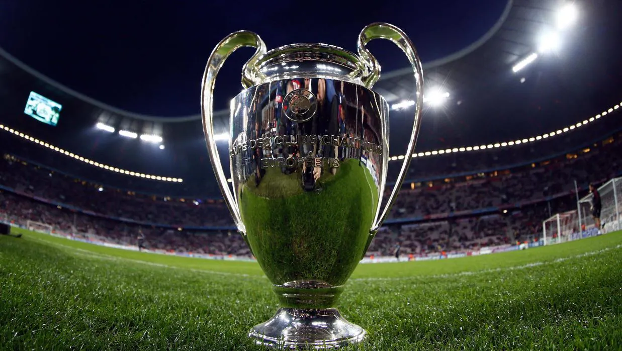 El trofeo de la Champions League, sobre el césped del estadio del Bayern de Múnich