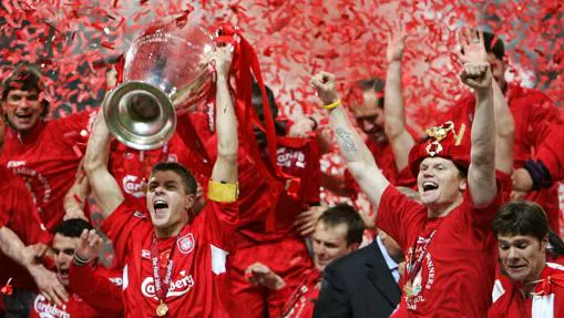 Gerard levanta el trofeo del Liverpool en Estambul