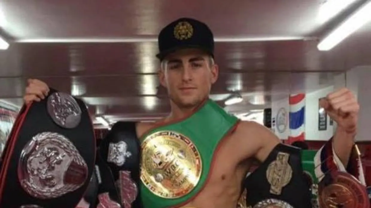 El peleador canario Isaac Araya posa con un cinturón conquistado