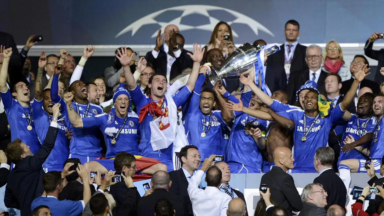 Los jugadores del Chelsea levantan el trofeo de la Champions League en Múnich
