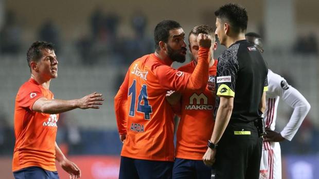 Histórica multa a Arda Turan por amenazar y empujar a un árbitro