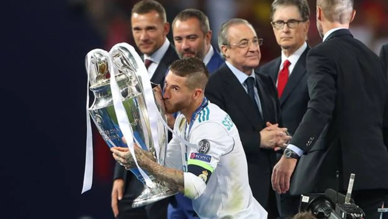Florentino, tras Ramos mientras el capitán levanta la Copa
