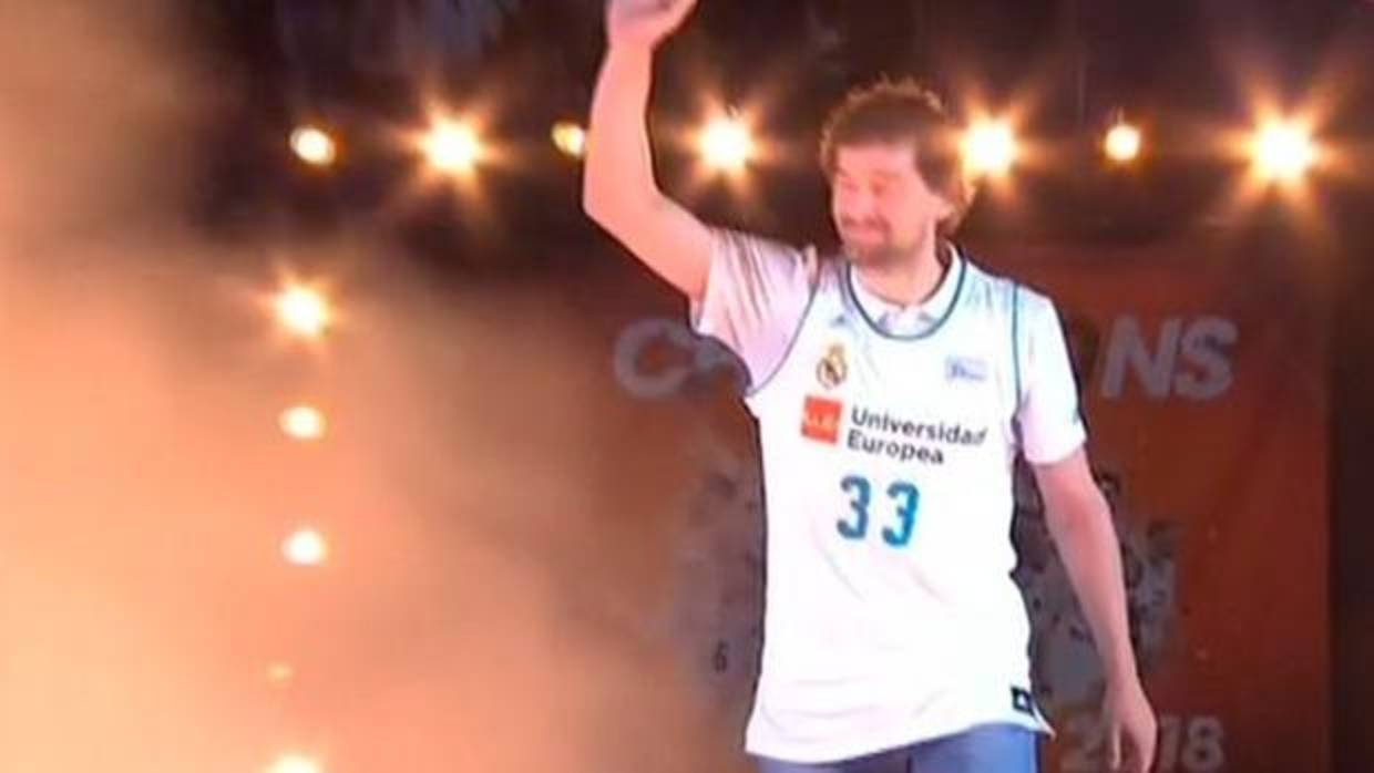 El precioso gesto de Sergio Llull durante la fiesta del Bernabéu