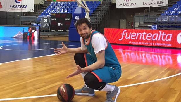 Llull sonríe en el «lugar del crimen»: «Buscando el ligamento que me dejé en esta cancha en agosto»