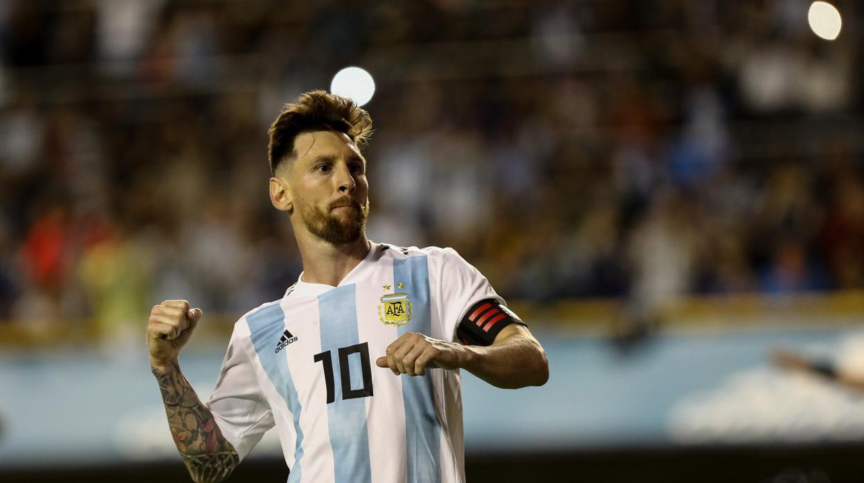 Leo Messi celebra uno de sus tres goles frente a Haití