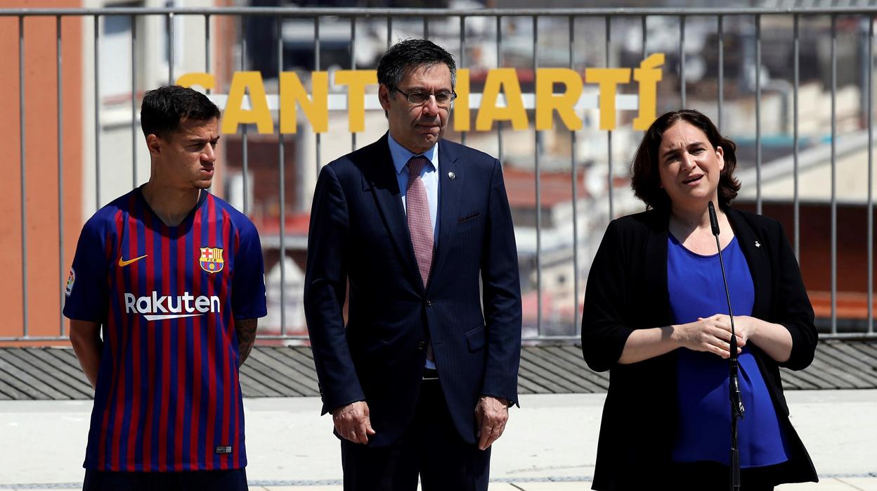 Bartomeu entre Coutinho y Ada Colau, alcaldesa de Barcelona, durante la presentación de la nueva camiseta