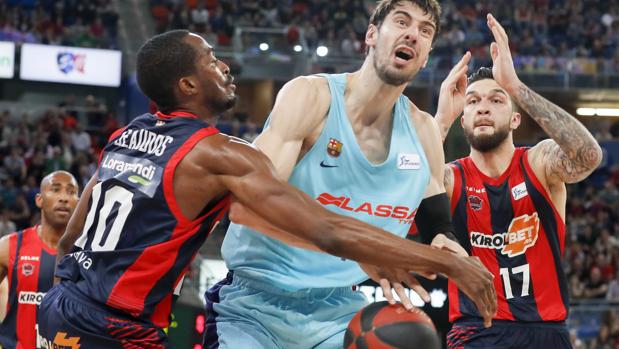 El Baskonia golpea primero ante un débil Barcelona