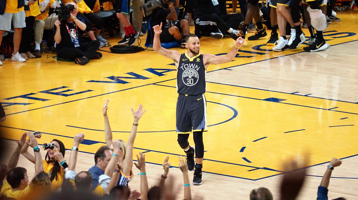 Curry celebra una de sus canastas