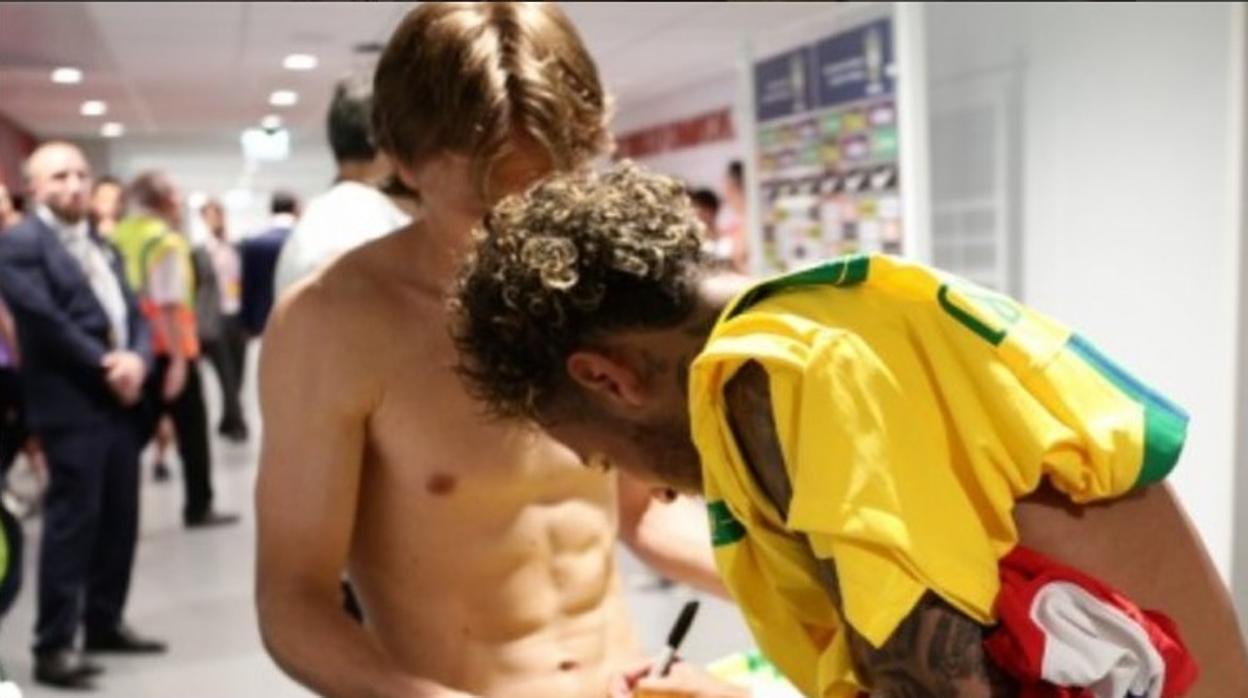 Modric y Neymar se intercambiaron sus camisetas al término del amistoso internacional