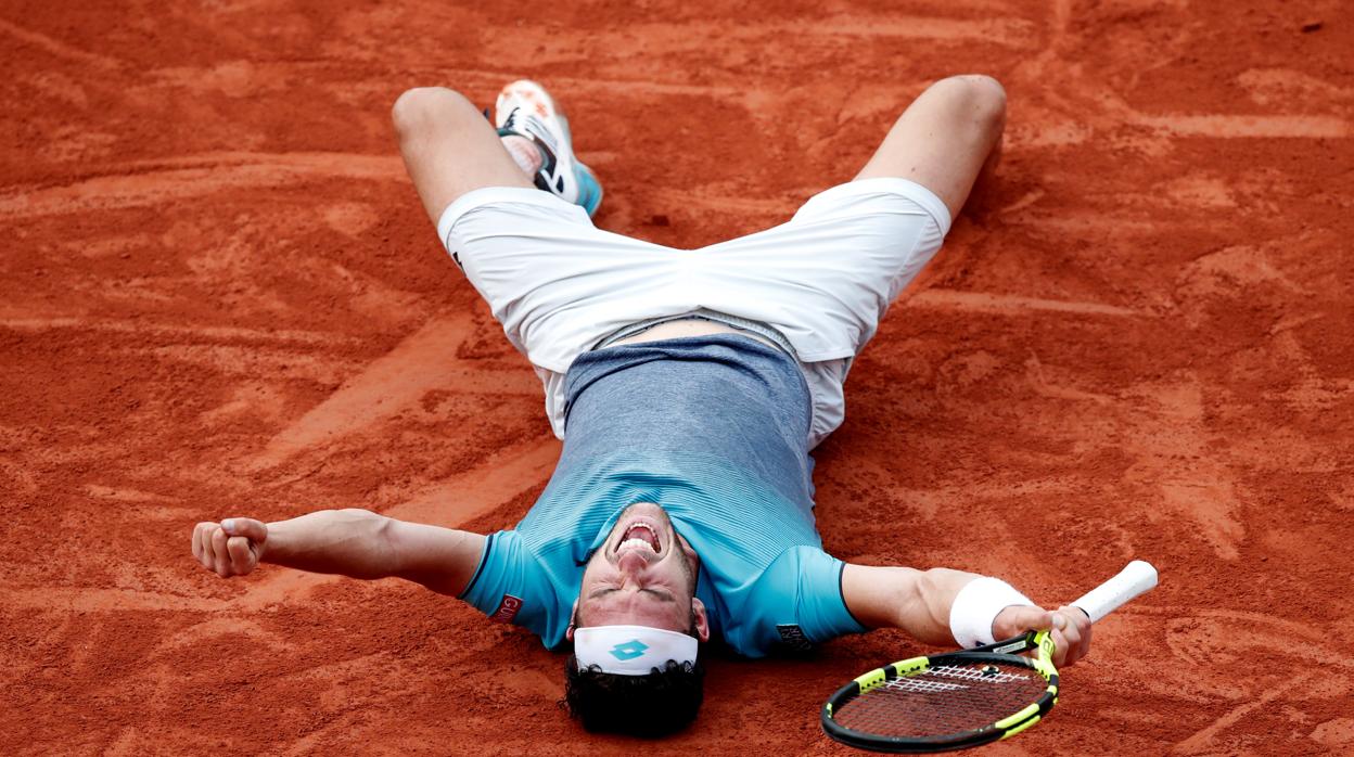 Cecchinato, en el suelo tras ganar a Djokovic