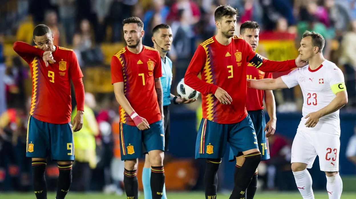 Gerard Piqué saluda a Shaqiri al término del España-Suiza