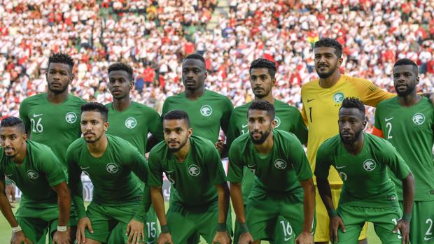 La selección de Arabia Saudita posa antes de un partido contra Perú