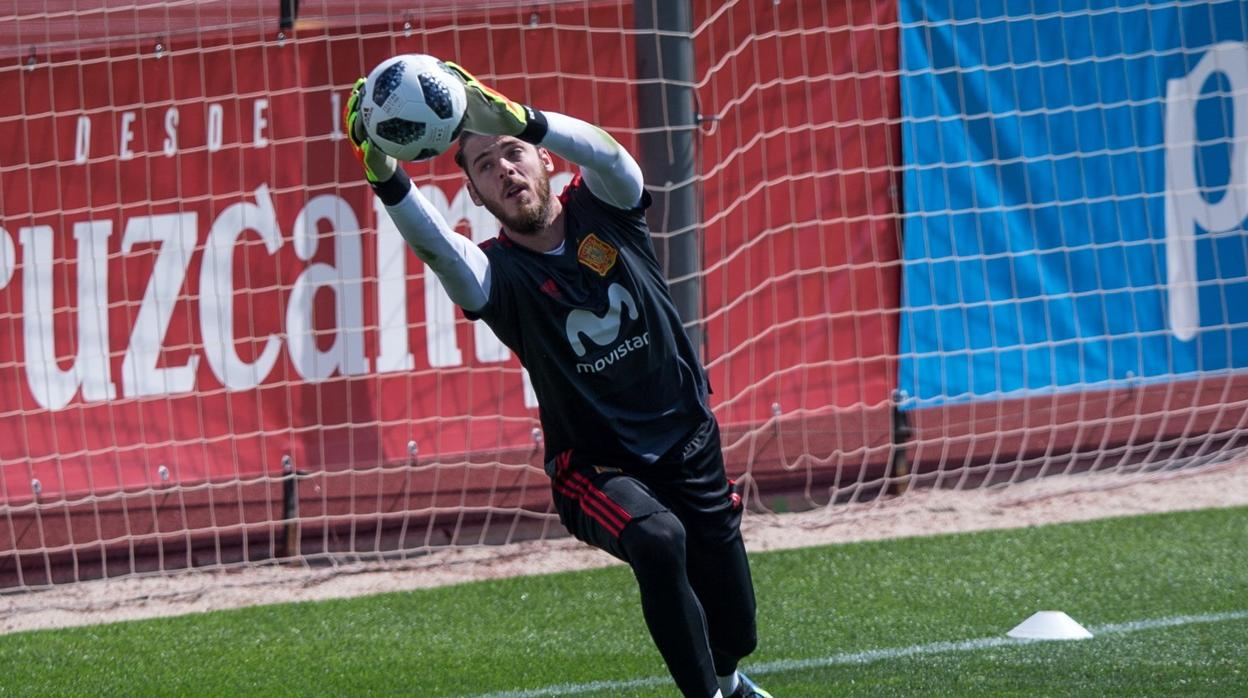 El portero David de Gea, durante el entrenamiento de la selección española en la Ciudad del Fútbol de Las Rozas. | Vídeo: Así fue la visita de Sánchez
