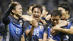 Los futbolistas de la selección japonesa celebran un gol en un amistoso contra Bosnia
