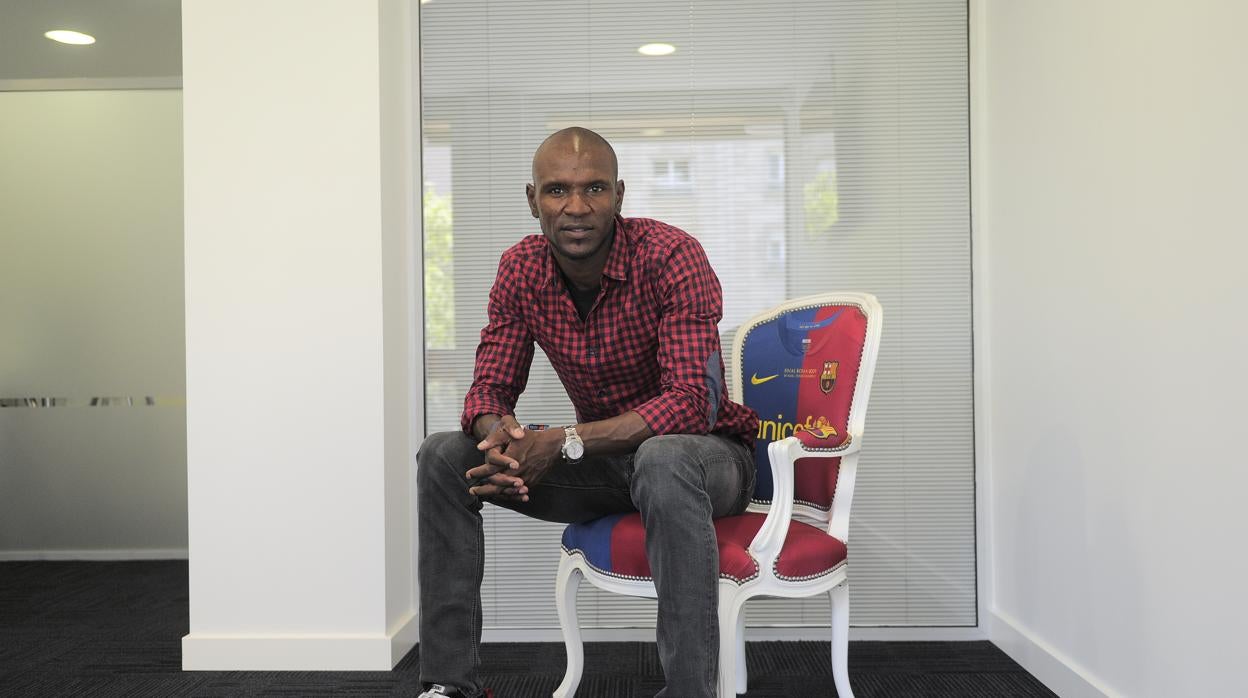 Eric Abidal posa para ABC durante una entrevista