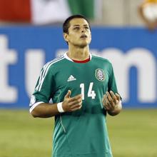 Chicharito reza antes del comienzo de un partido con México
