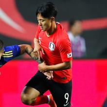 Seung-Woo disputa el balón en un encuentro de Corea del Sur