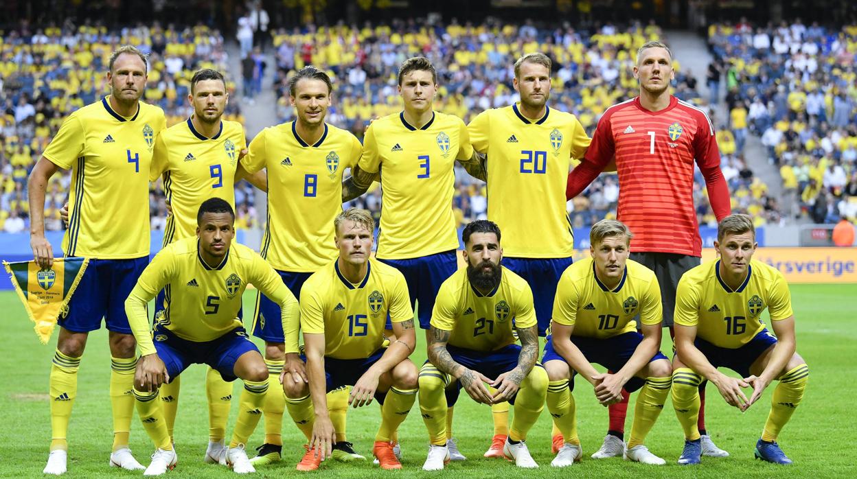 Los jugadores de la selección de Suecia posan antes de un partido amistoso contra Dinamarca