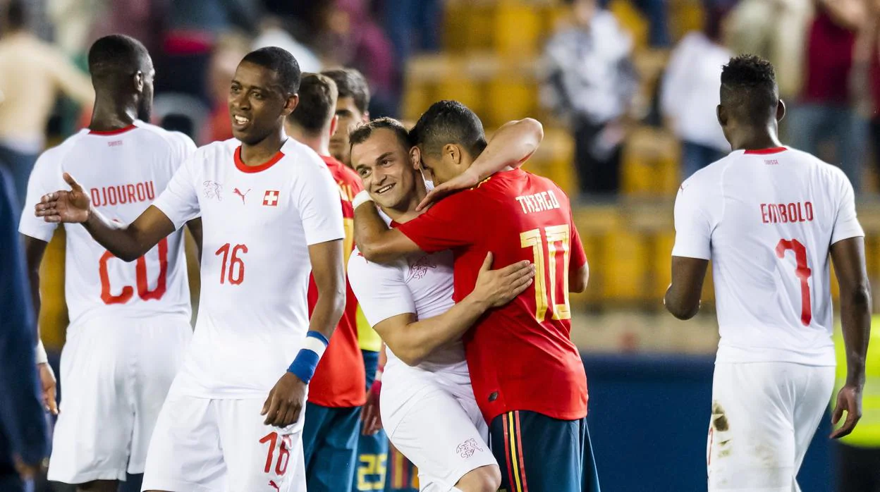 Los jugadores de la selección suiza se saludan con los españoles después de un amistoso