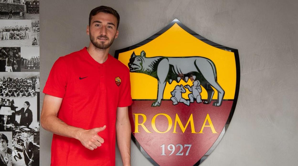 Cristante, con el escudo de la Roma