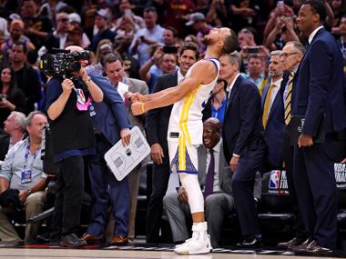 Stephen Curry celebra durante los últimos instantes del último partido de las finales