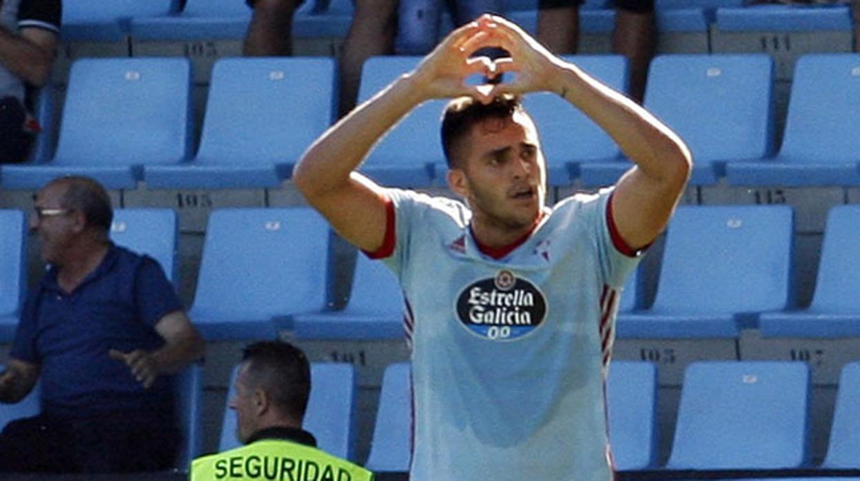 Maxi Gómez celebra un gol con el Celta