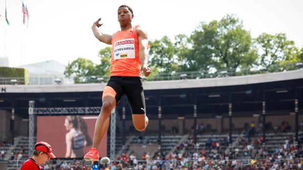 El espectacular salto de longitud de este joven de 19 años