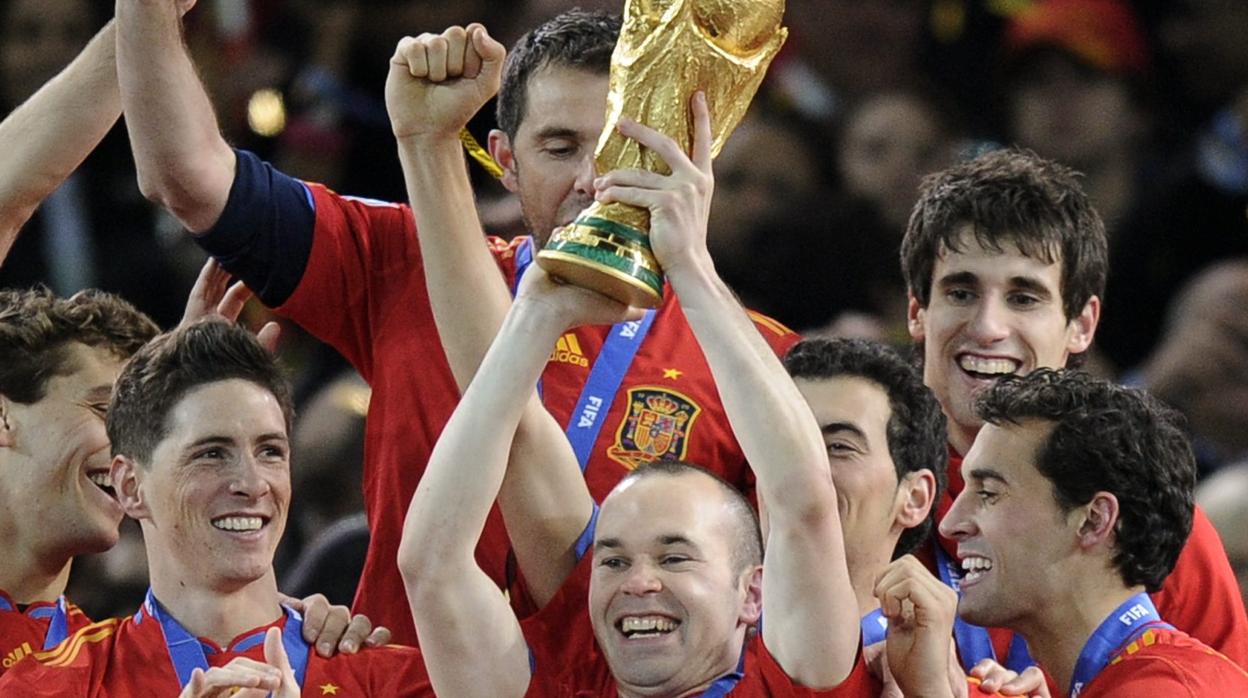 Iniesta levantando la copa del mundo del Mundial 2010