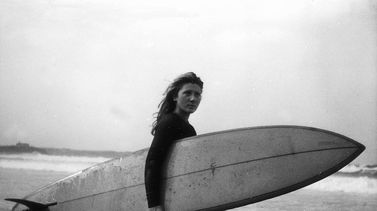 Homenaje en la playa de Somo a la primera mujer surfista española