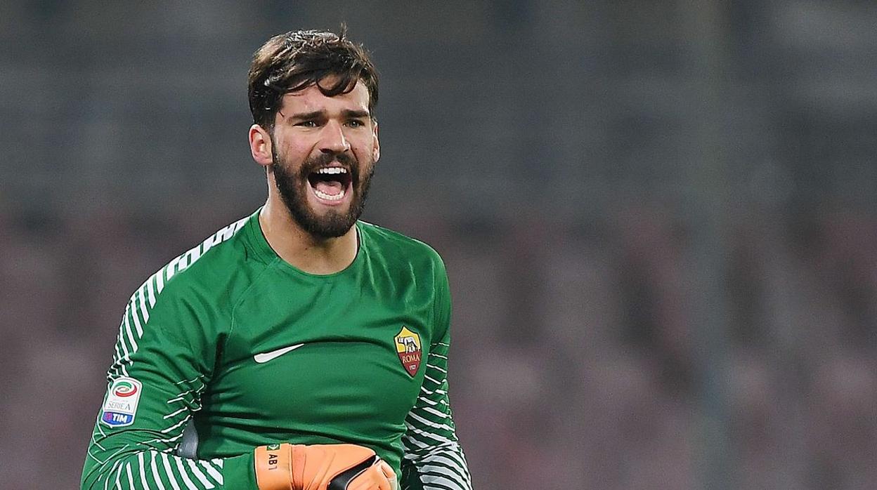 Alisson Becker en un partido con la Roma