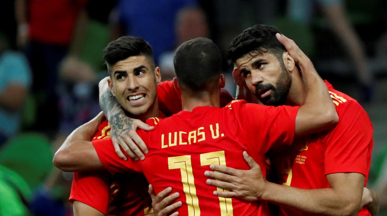 Celebración de la selección española por el gol anotado por Costa ante Túnez, en el amistoso preparatorio para el Mundial de Rusia