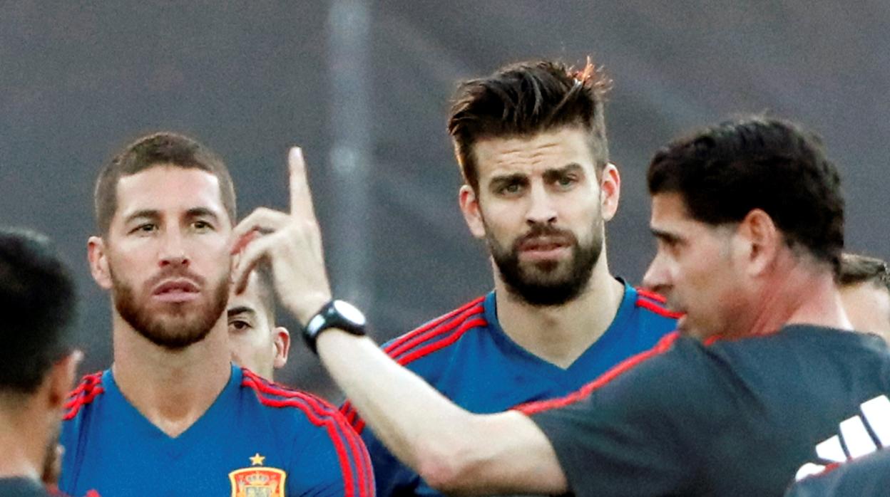 Piqué escucha las indicaciones de Hierro