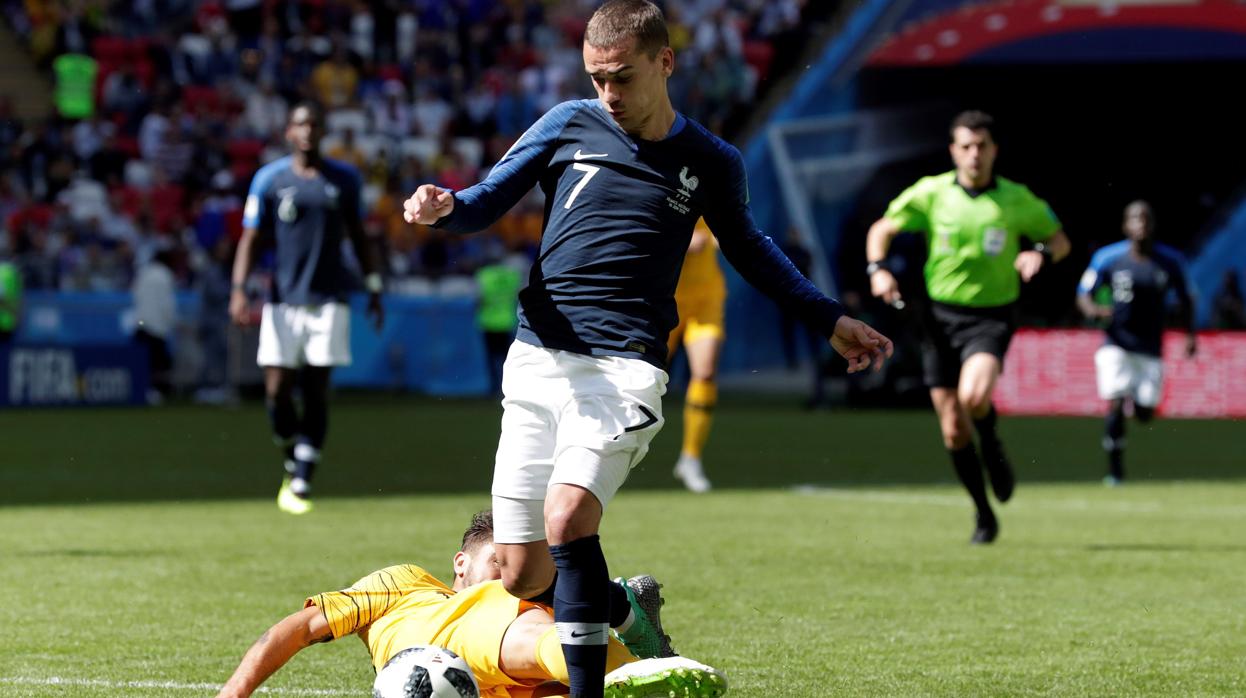 Griezmann, en el momento de sufrir la entrada de Ridson