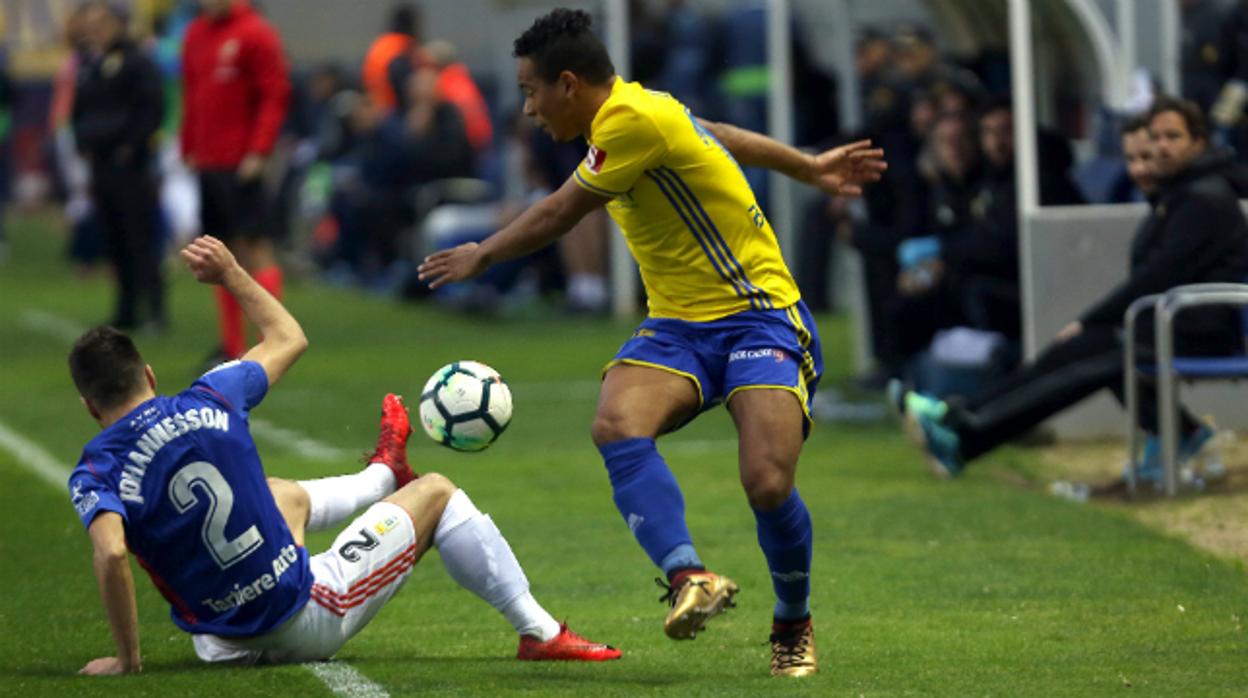 Lucas Bijker, ante el Real Oviedo.