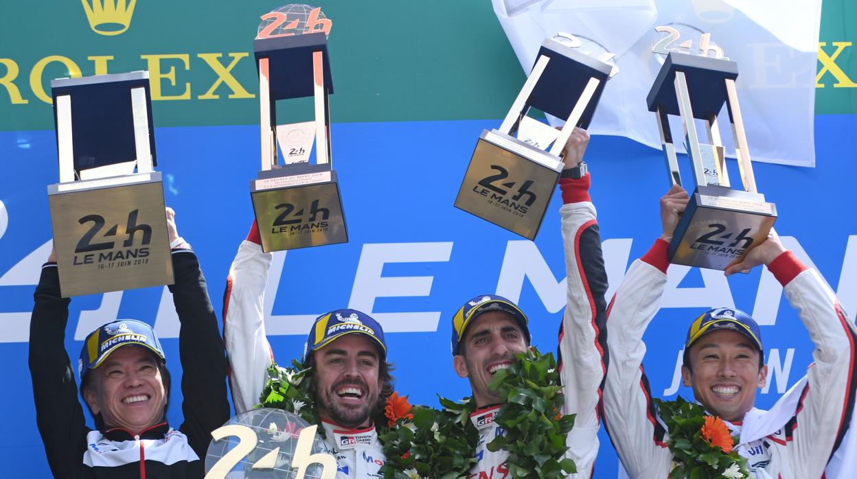 Alonso levantando el título de la 86 edición de las 24 horas de Le Mans junto a sus compañeros