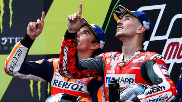 Márquez y Lorenzo homenajean a Andreas Pérez