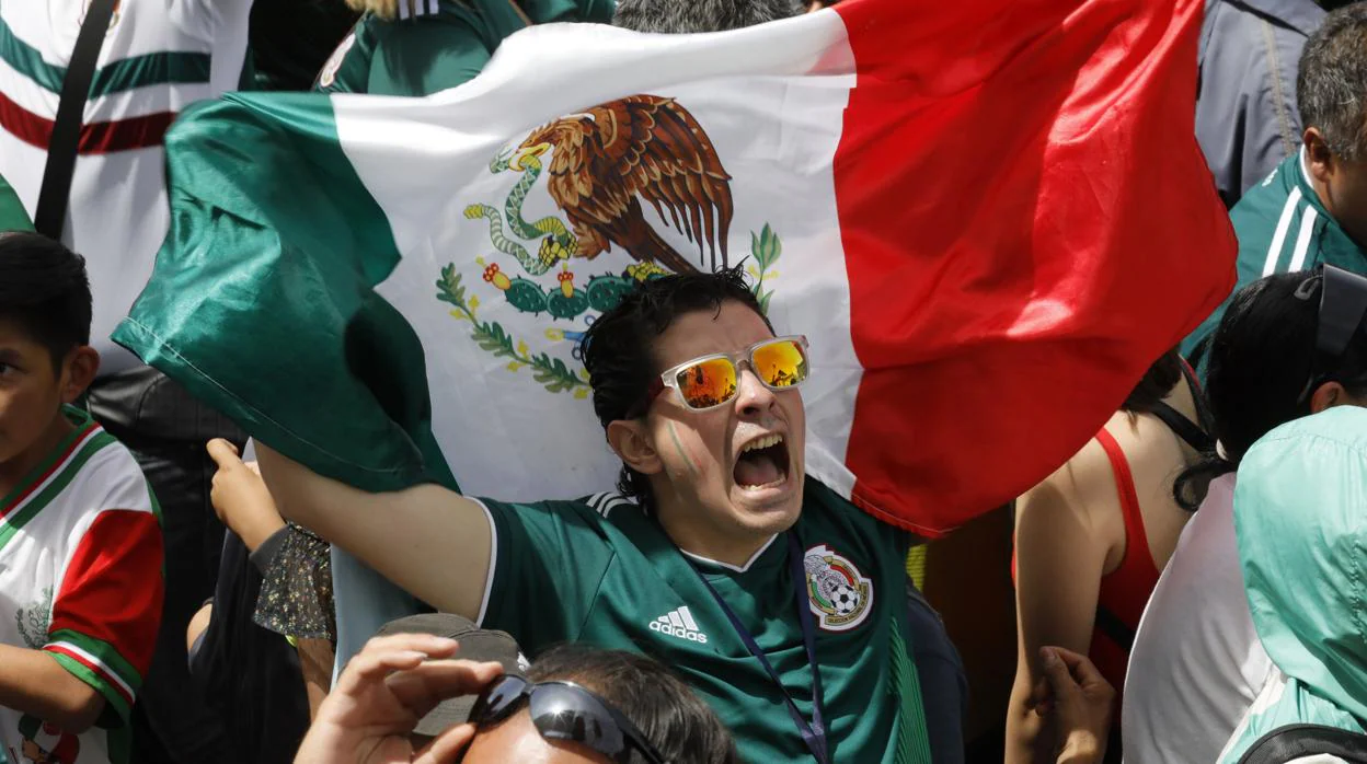 Aficionado mexicano celebra la vitoria de su equipo ante Alemania