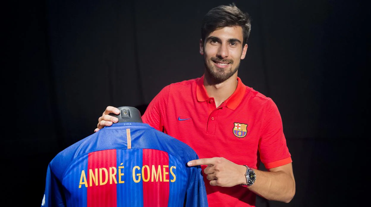 André Gomes con una camiseta con su nombre estampado