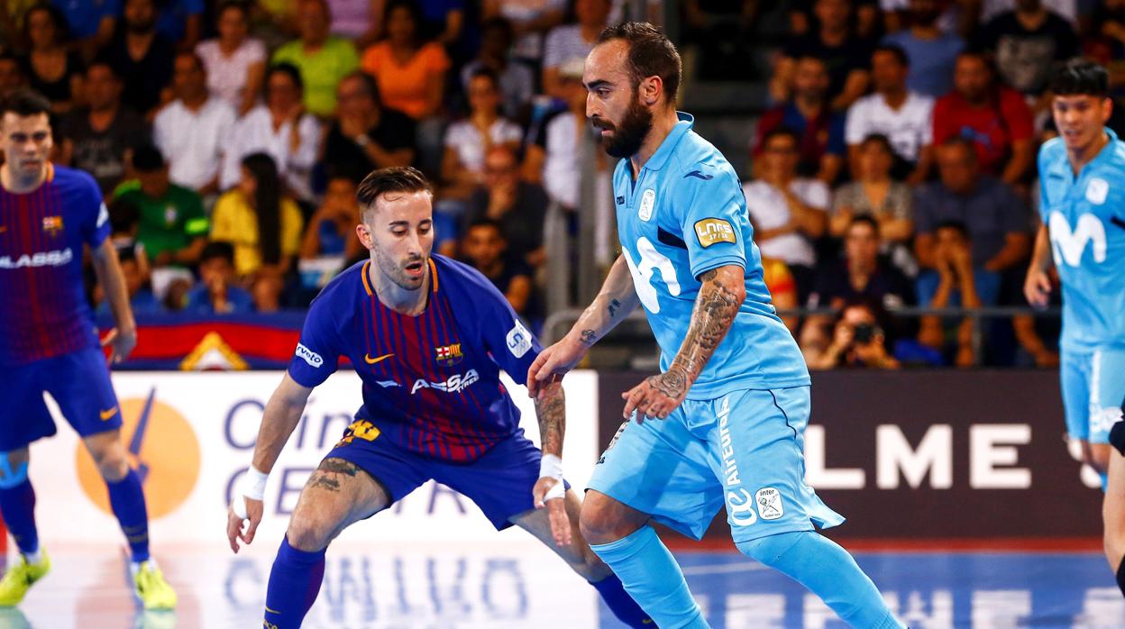 Rivillos, del Barcelona, y Ricardinho, del Movistar, en una jugada de la final