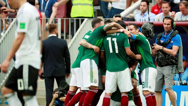 La selección mexicana celebra su triunfo frente a Alemania