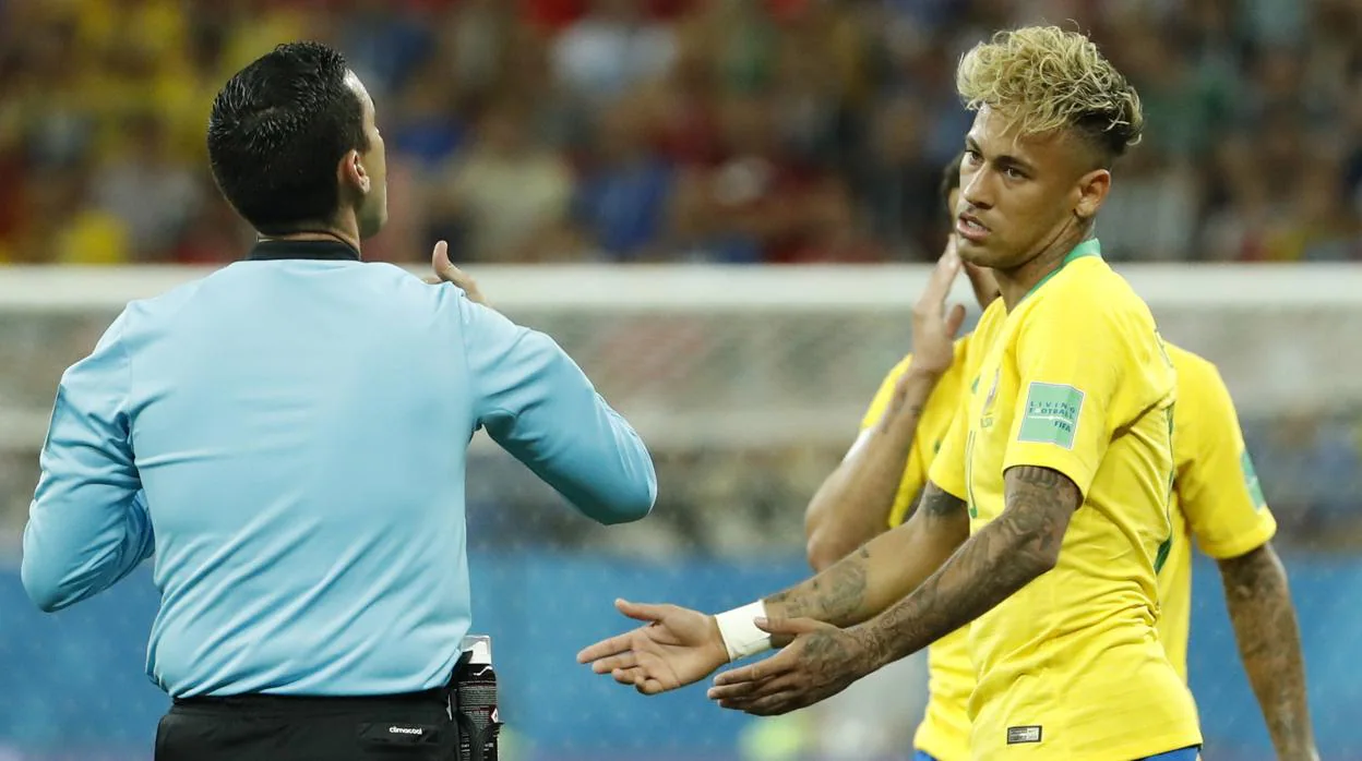 Neymar se queja al árbitro en el debut de Brasil