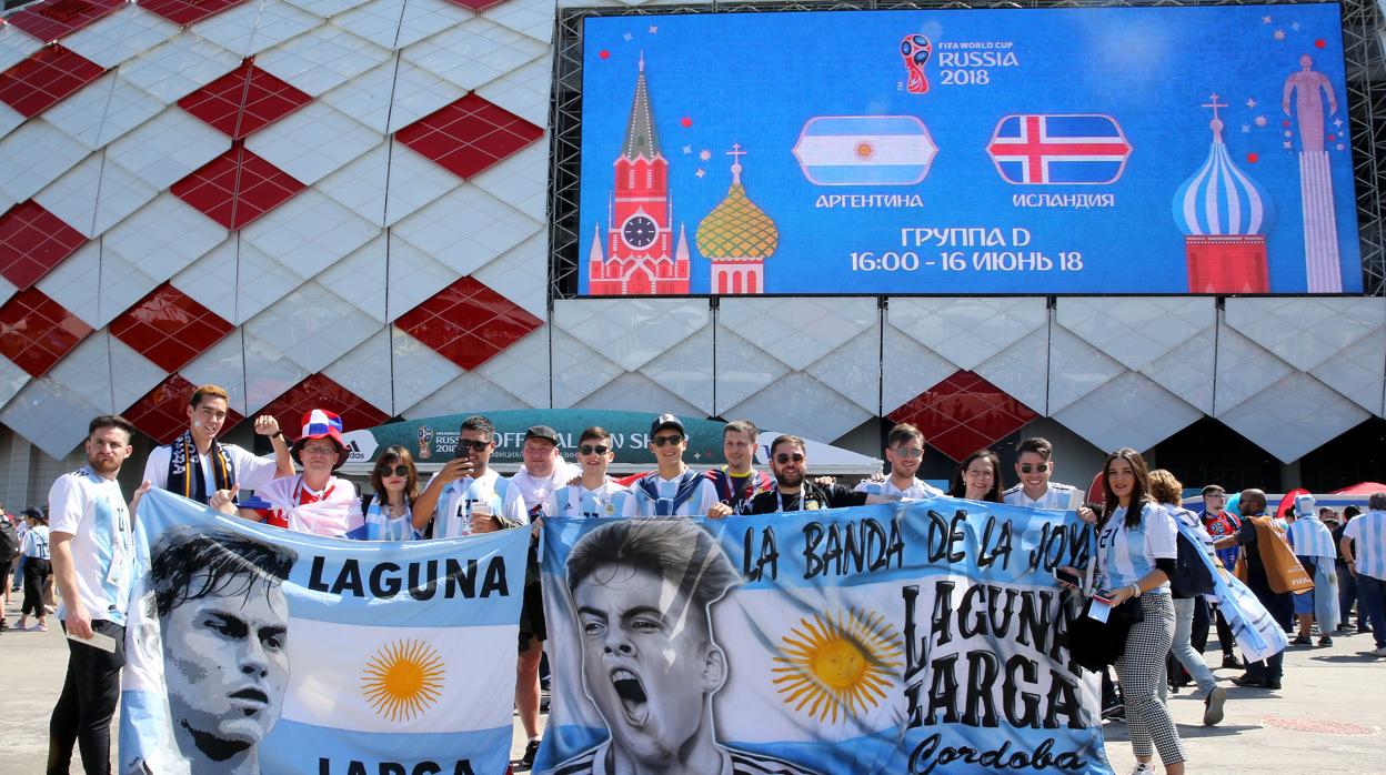 Aficionados argentinos listos para animar a su selección antes del partido contra Islandia