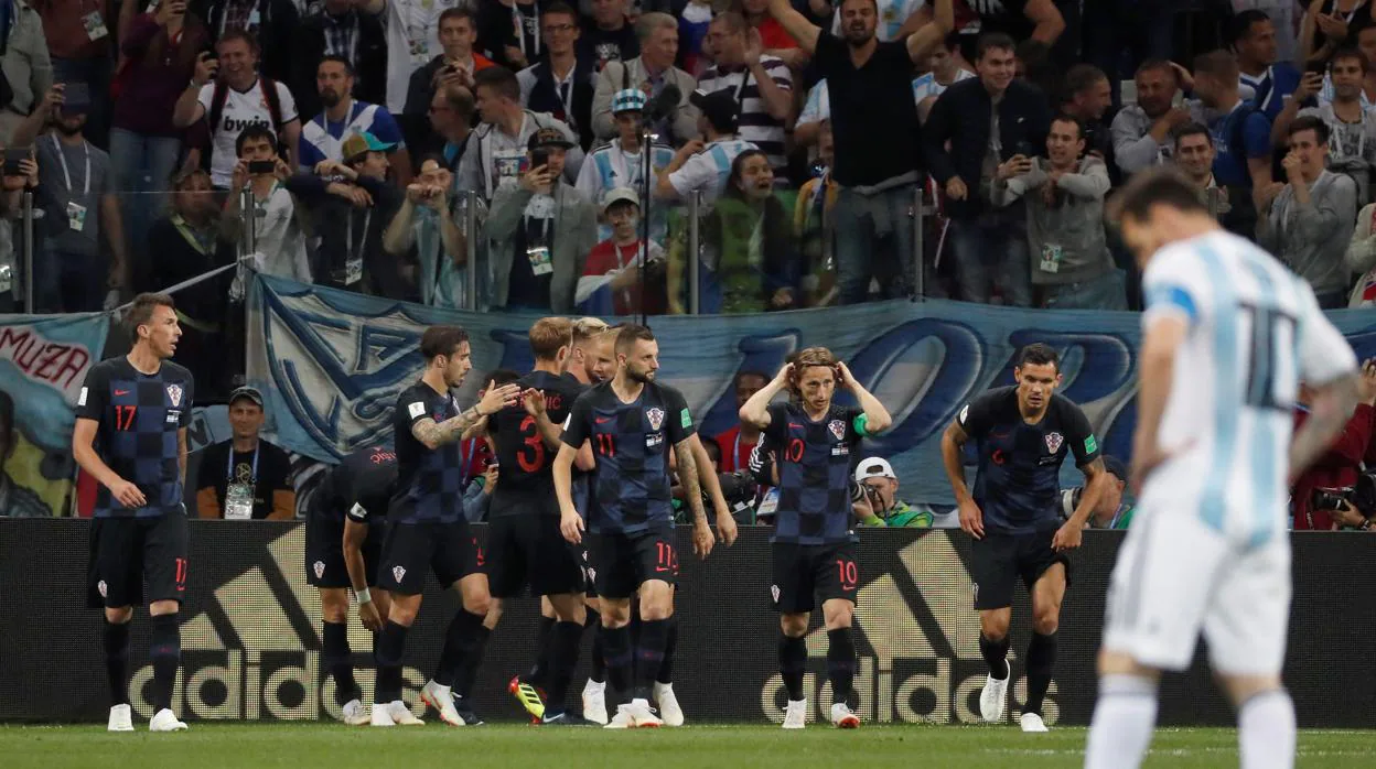 Los jugadores croatas celebran el gol ante Argentina
