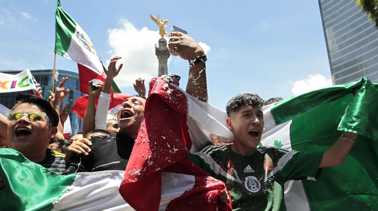 Aficionados de México celebran el tanto de su selección ante Alemania